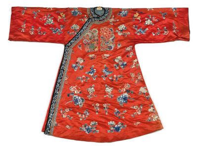 CHINE FIN XIXE SIÈCLE Robe à larges manches, en soie rouge doublée de bleu ciel,...