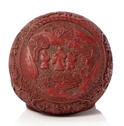 CHINE FIN XIXE SIÈCLE Circular box in cinnabar lacquer, decorated with a central...