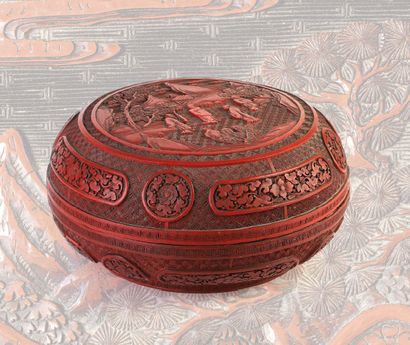 CHINE fin XVIIIe siècle Belle boite de forme lenticulaire, en laque de cinabre sculptée,...
