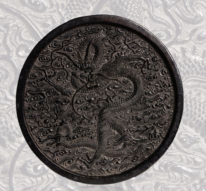 CHINE MARQUE ET ÉPOQUE QIANLONG (1735-1796) 
Pain d'encre circulaire, un côté à décor...