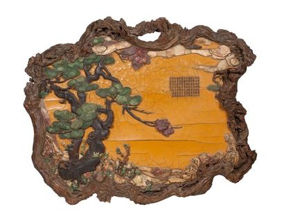 CHINE XXe siècle Grand panneau en bois peint et laqué, au pourtour mouvementé fait...