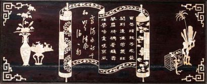 Chine XIXe siècle Grand panneau horizontal en bois de patine foncée, à décor incrusté...