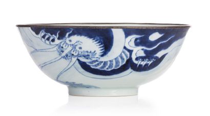 VIETNAM DEBUT XXe SIECLE Coupe en porcelaine à décor en bleu sous couverte d'un dragon...