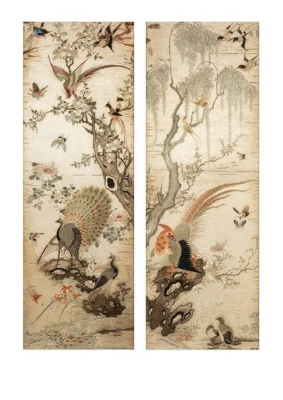 Chine du sud fin XIXe siècle Deux panneaux en soie crème brodés aux fils de soie...