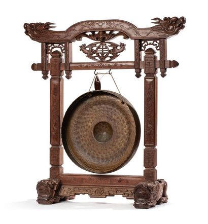 INDOCHINE VERS 1900 
Gong en cuivre martelé, suspendu à un portique en bois de rose,...