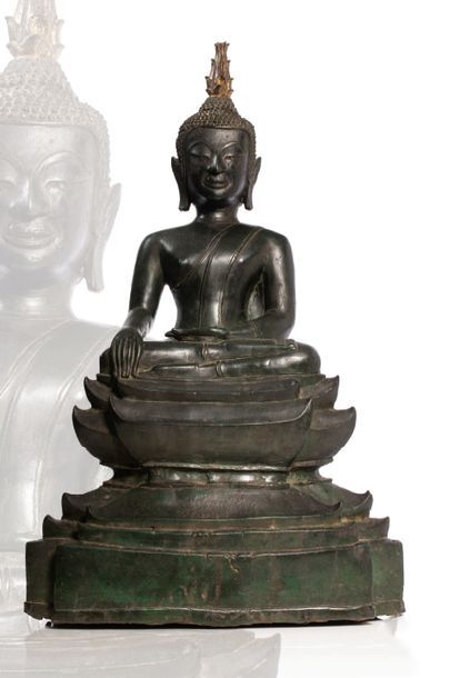NORD THAÏLANDE/LAOS XVIIIe SIÈCLE Bouddha en bronze assis dans le geste de la prise...