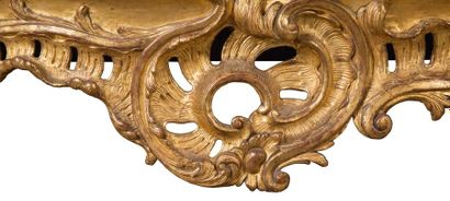 null GRANDE CONSOLE, VERS 1740 en bois sculpté et doré, dessus de marbre des Flandres,...