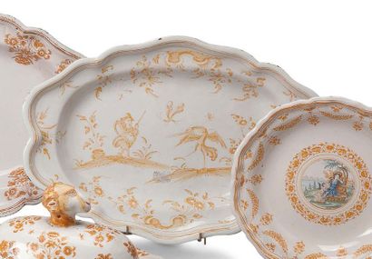 MOUSTIERS FABRIQUE D'OLERYS Grand plat ovale décoré en camaïeu ocre à décor de personnages...