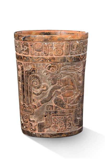 null RARE VASE MAYA. MEXIQUE.
CLASSIQUE FINAL (550-950 AP. J.-C.)
Le vase cylindrique...