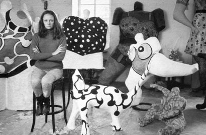 Niki de SAINT-PHALLE (1930-2002) 
Chien vase, 1992
Résine peinte, fer et céramique,...