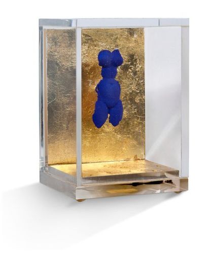 Yves KLEIN (1928-1962) 
Petite vénus bleue
Bronze peint avec la couleur IKB, plexiglas...