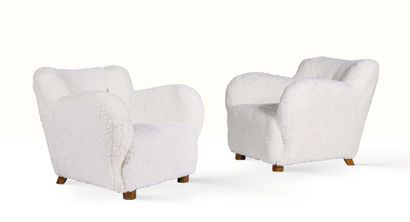 FLEMMING LASSEN (1902-1984) Paire de fauteuils
Hêtre, peau de mouton
75 x 78 x 78...