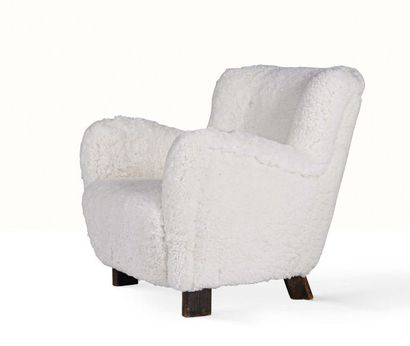 FRITZ HANSEN Fauteuil dit 1669
Peau de mouton, palissandre
76 x 86 x 90 cm.
Fritz...