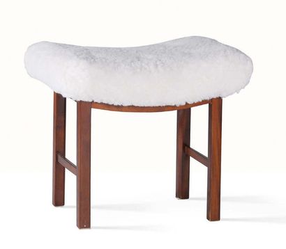 FRITZ HANSEN Tabouret dit 1991
Laine, palissandre
49 x 55 x 43 cm.
Fritz Hansen,...