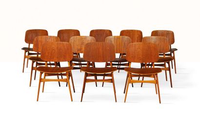 BØRGE MOGENSEN (1914-1972) 
Suite de 12 chaises
Teck, chêne 77.5 x 60 x 45 cm.
N.A....