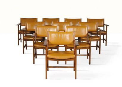 Hans J. wegner (1914-2007) 
Suite de 10 fauteuils
Cuir, chêne
82 x 65 x 60 cm.
Getama,...