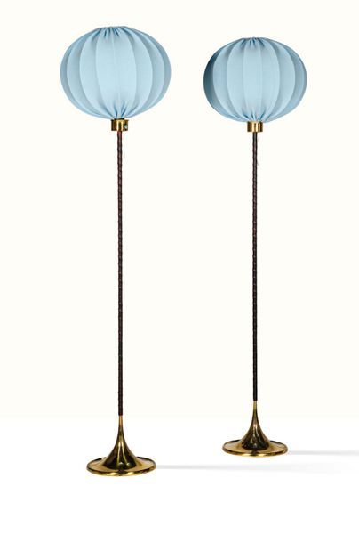 BERGSBOMS Paire de lampadaires
Laiton, cuir, tissu
H.: 160 cm.
Circa 1960
Pair of...