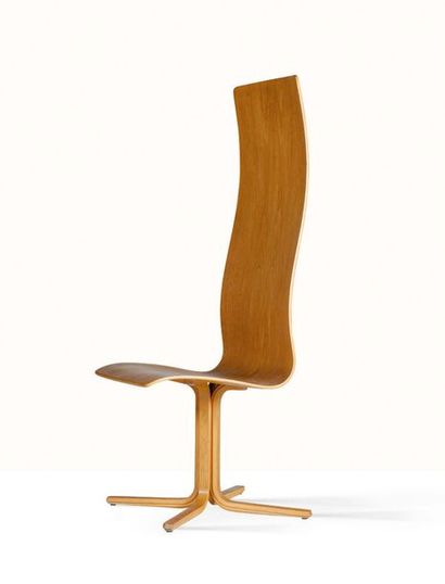 Arne JACOBSEN (1902-1971) 
Chaise dite Oxford chair
Chêne, placage de chêne
128 x...