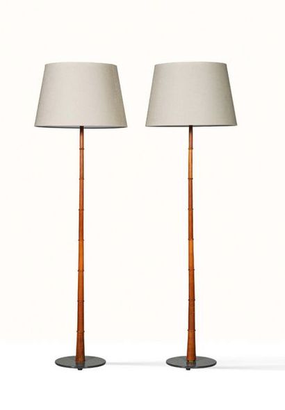 ESBEN KLINT (1915-1969) 
Paire de lampadaires
Teck, métal
H.: 144 cm.
Circa 1960
Pair...