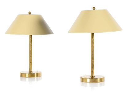Paavo Tynell (1890-1973) 
Paire de lampes dites5007
Laiton, métal
45 x 33 cm.
Idman,...