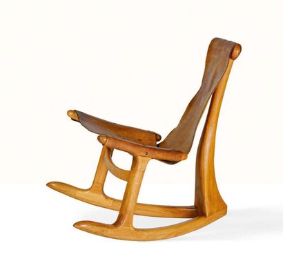 LAWRENCE HUNTER STUDIO Fauteuil rocking chair
Cuir, bois
85 x 72 x 84 cm.
Circa 1965
Rocking...
