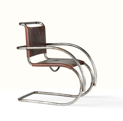 Ludwig Mies van der Rohe (1886-1969) 
Fauteuil dit MR 11
Cuir, acier, corde
80 x...