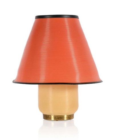 ARP Lampe
Laiton, rotaflex
H.: 35 cm.
Rotaflex, circa 1955
Table lamp
Brass, rotaflex
H.:...