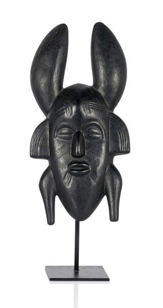 ROGER CAPRON (1922-2006) 
Masque
Céramique, métal
37 x 20 cm.
Circa 1960
Mask
Ceramic,...