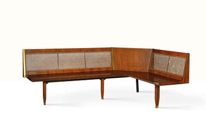 DASSI 
 Banc Acajou, cannage, laiton
83 x 196 x 142 cm.
Dassi, circa 1950
Bench
Caning,...