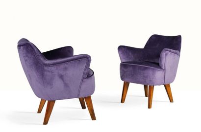 Gio PONTI (1891-1979) 
Paire de fauteuils
Velours, bois
79 x 64 x 60 cm.
Cassina,...
