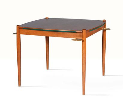 Gio PONTI (1891-1979) 
Table à jeu
Hêtre, laiton, feutrine
75 x 90 x 90 cm.
Fratelli...