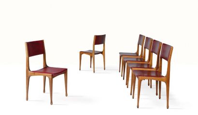 Carlo de Carli (1910-1999) 
Suite de 6 chaises dites 693
Bois, simili cuir
Sticker...