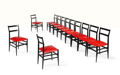 Gio PONTI (1891-1979) 
Suite de 12 chaises 646/2 dit La
Leggerra
Bois, simili cuir
82...