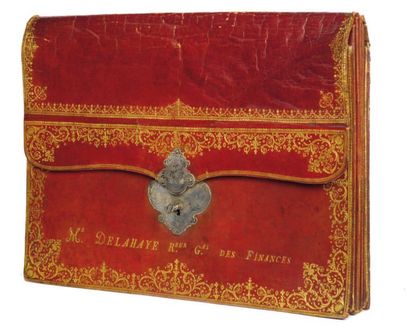 null PORTE-FEUILLE DU XVIIIe SIÈCLE. - Grand in-folio, maroquin rouge, large dentelle...