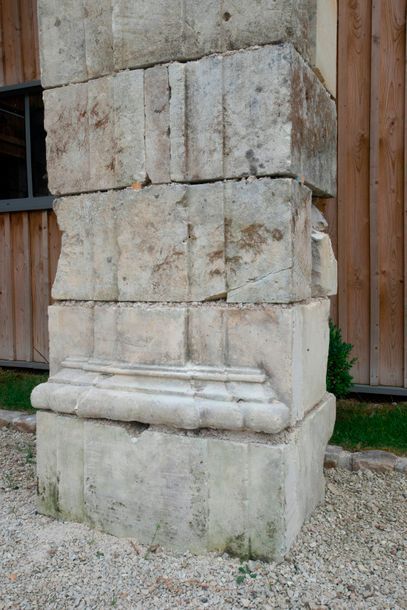 null Porche en pierre à double arcature en plein cintre surmonté d'une corniche à...