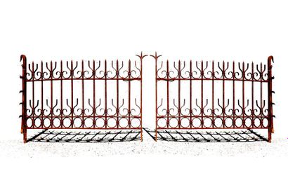 null Paire de grilles cintrées en fer forgé. Ep. 19eme.
Haut. : 83 cm - Larg. : 150...