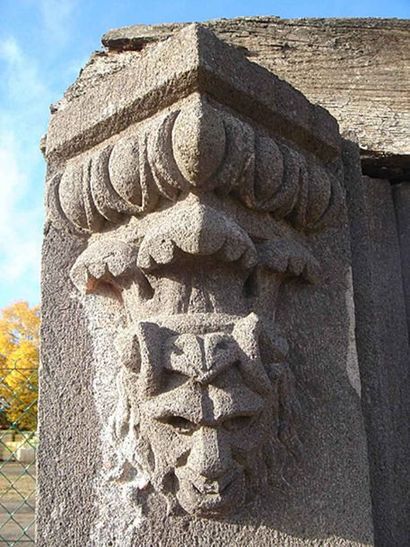 null Ensemble en pierre de Volvic comprenant quatre piliers, ornés en parties supérieures...