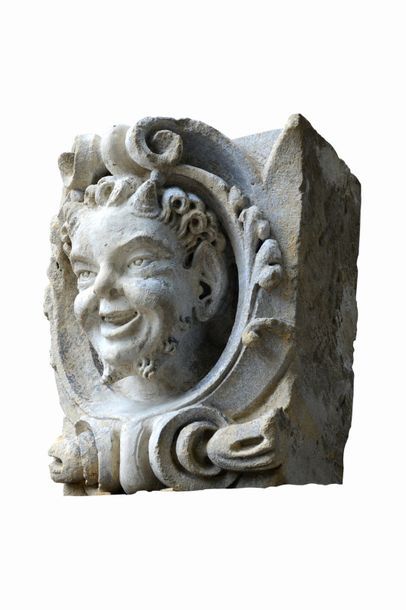 null Mascaron en pierre représentant un satyre. La tête du satyre se trouve dans...