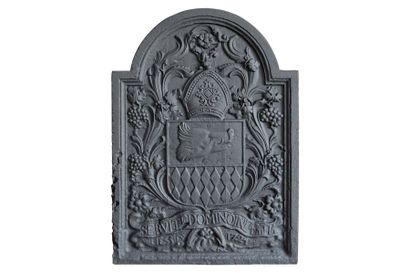 null Plaque de cheminée en fonte.La blason central, composé d'une tête de sanglier...