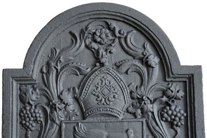 null Plaque de cheminée en fonte.La blason central, composé d'une tête de sanglier...