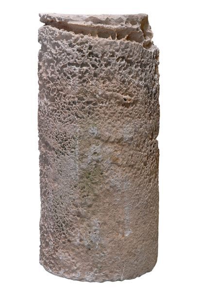 null Tambour de colonne en pierre formant socle. Origine : Façade de l'église Saint-Sauveur...