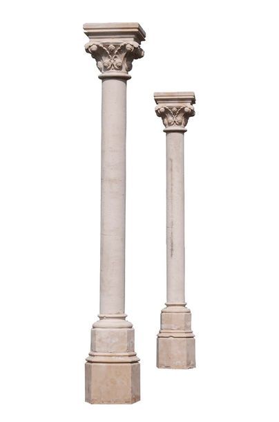 null Paire de colonnes en pierre, chacune à  base octogonale et chapiteau de style...
