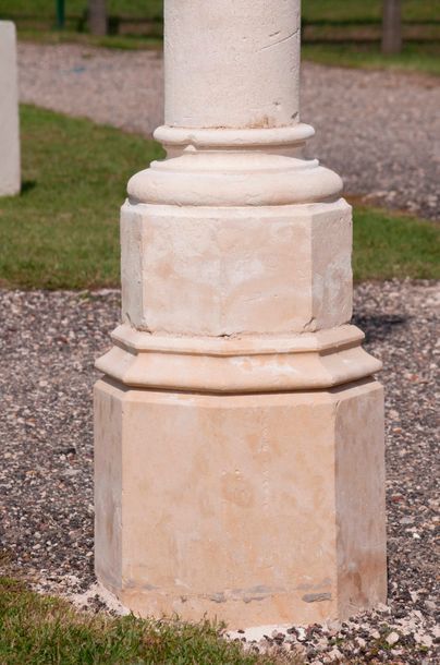 null Paire de colonnes en pierre, chacune à  base octogonale et chapiteau de style...