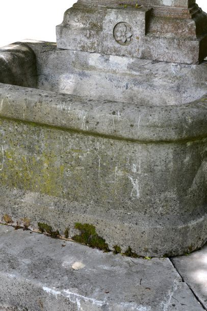 null Fontaine murale en pierre, composée d'un fronton présentant une croix sculptée...