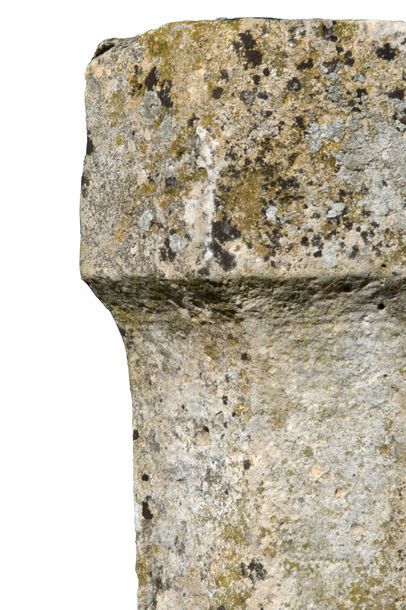 null Rare bénitier monolithe en pierre. Fût et cuve octogonaux, base carrée.Ep. 15eme
Haut....