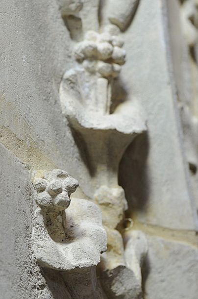 null Importante cheminée de style Renaissance en pierre de Lavoux à  linteau sculpté...