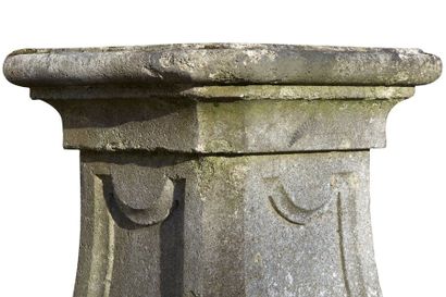 null Paire de socles en pierre de style Louis XV composée d'un fût balustre à  panse...