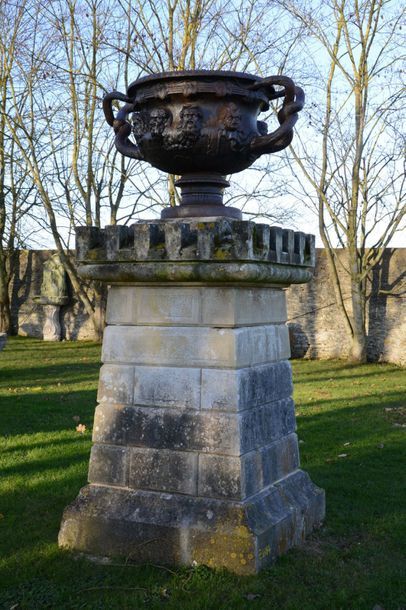 null Imposant socle en pierre de style Néo- Gothique à  l'image d'une tour surmontée...