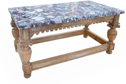 null Importante table dite '' à  gibier '' en chêne clair, avec un plateau en marbre...