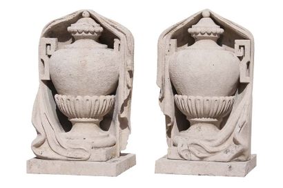 Paire d'urnes drapées en pierre de style...